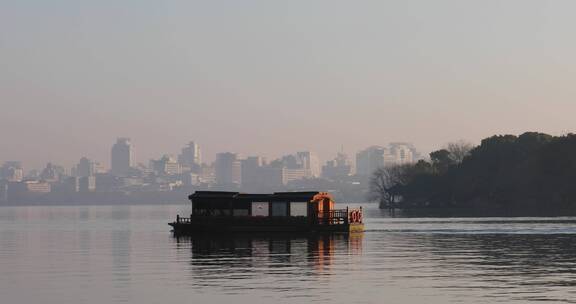 杭州西湖湖面游船手划船晨曦空镜