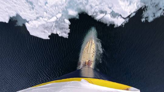 破冰船把冰川撞出巨大的裂缝在其中航行