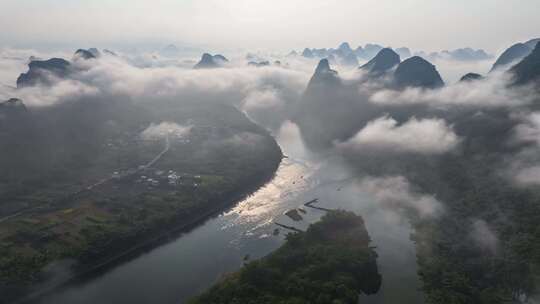 桂林漓江山水喀斯特地貌云雾风光延时