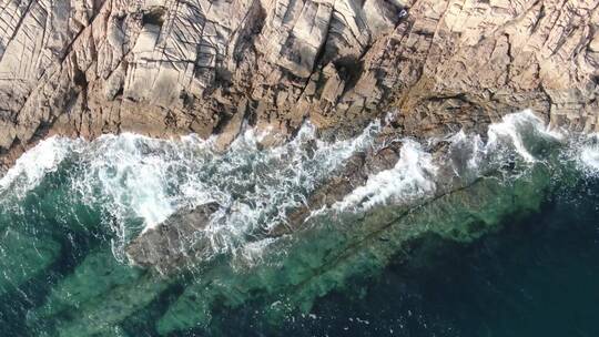 俯拍大海海浪拍打礁石