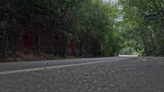 汽车在公路上行驶汽车在山上行驶