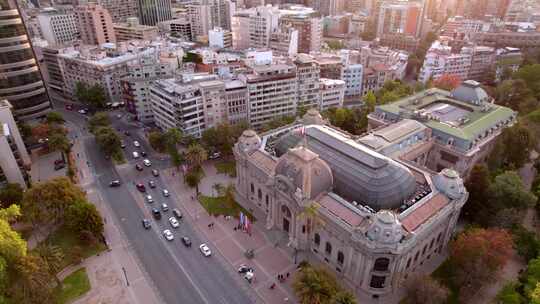 智利圣地亚哥市中心国家美术馆白天高峰时段的交通。