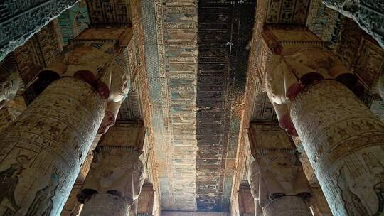 丹达拉神庙的石柱大厅
