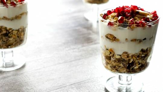 健康饮食早餐想法与燕麦酸奶