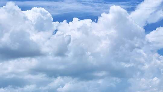 蓝天白云下的蓬松云朵云延时万里云卷云舒