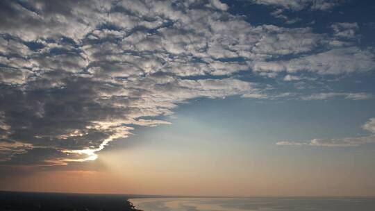 航拍青海湖上的日落延时