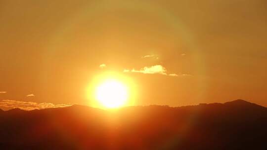 山峰日出延时远山太阳升起来清晨金色天空