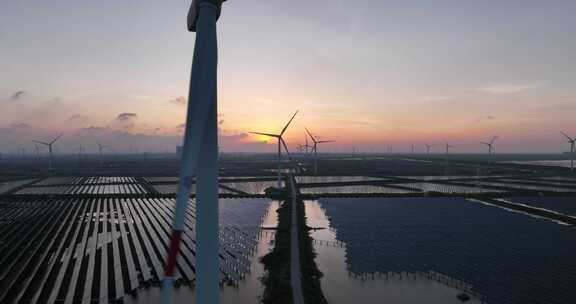 夕阳下风力发电场和太阳能光伏发电站航拍