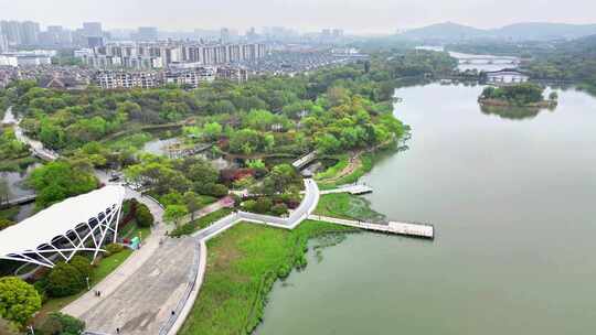 航拍春雨迷蒙下的江苏无锡蠡湖国家湿地公园