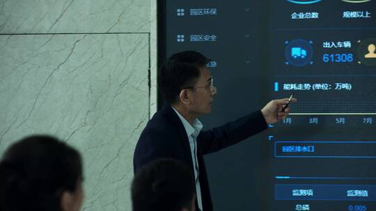 会议上做演讲的男人