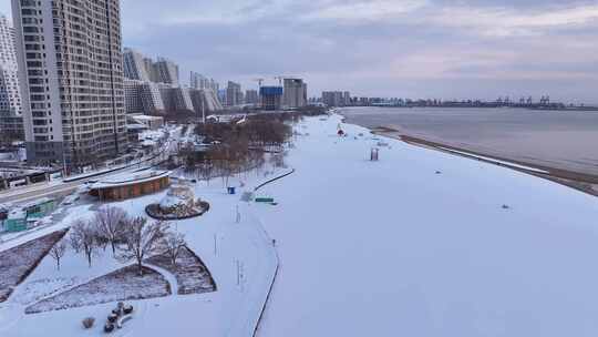 雪后城市的海边及建筑群鸟瞰全景