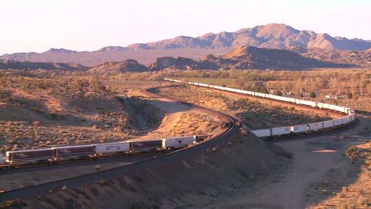 货运列车穿过沙漠的航拍视频素材模板下载