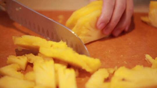 削菠萝皮切菠萝块