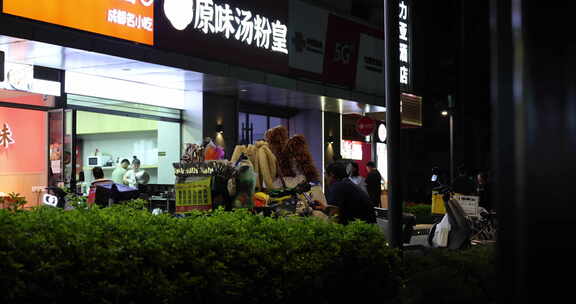 原味汤粉皇店铺前的夜晚街景