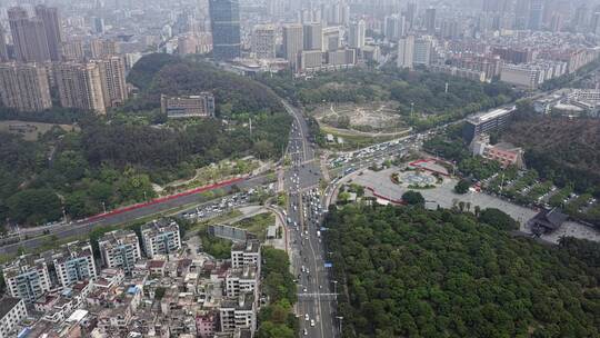 东莞旗峰路和东城中路东莞大道交叉口前进