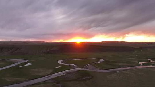 草原河流夕阳暮色