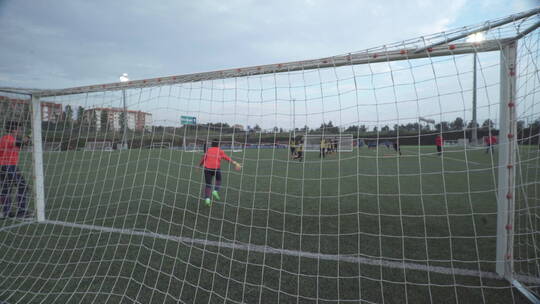 巴塞罗那儿童队训练 守门员球门角度