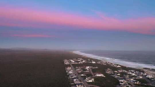 海岸边黄昏大海海浪翻涌