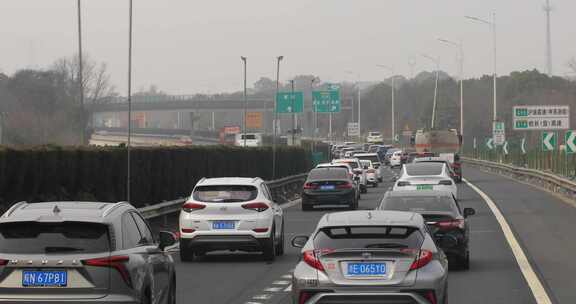 高速公路上车辆拥堵缓行的场景