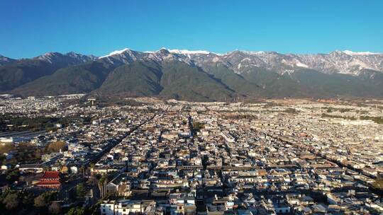 航拍云南旅游丽江古城街景和玉龙雪山