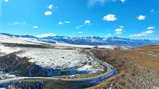 航拍雪山公路