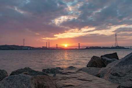 在礁石上远眺汕头海湾日落延时摄影