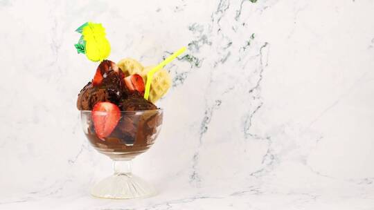 用草莓和巧克力屑装饰的巧克力冰淇淋