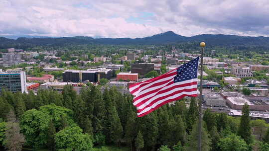 尤金俄勒冈州鸟瞰中挥舞的美国国旗