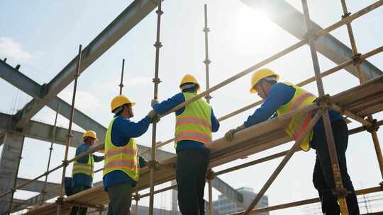 工人建筑工地搭建作业