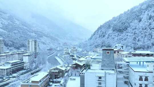 雪后小镇全景，银装素裹美如仙境