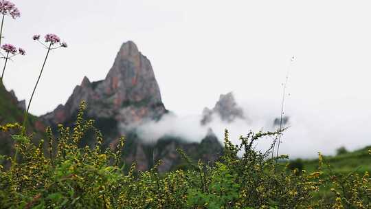 蓝天白云下的扎尕那山峰