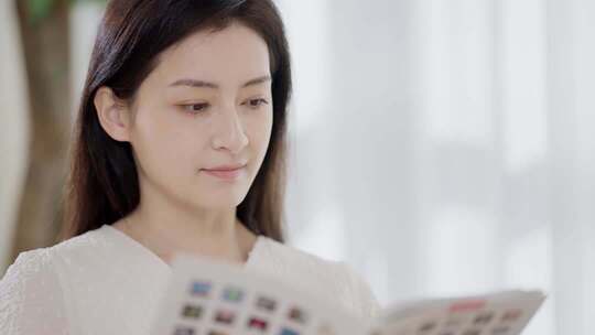 女性居家阅读杂志画面