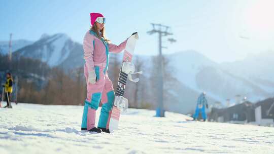 冬季假期滑雪胜地的积极消遣滑雪板女人在雪