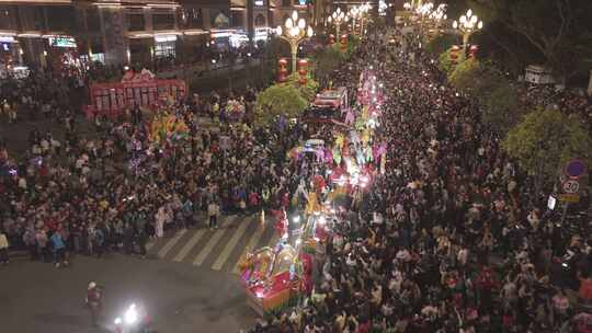 窦州里市民广场人山人海