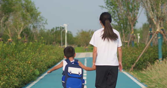 母子相伴上学