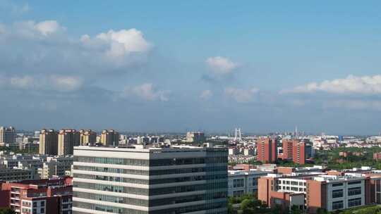 华东理工大学校园蓝天白云风景