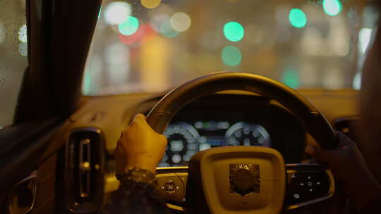 城市夜晚灯光下开车第一视角视频素材模板下载