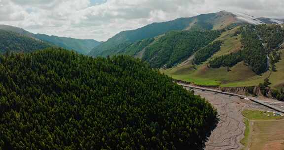 航拍雪山峡谷