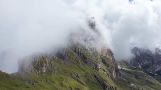 标志性的Monte Seceda与云中锯齿状的塔楼，Puez Odle自然公园；空中