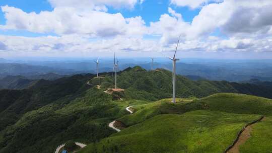 山区风力发电场全景