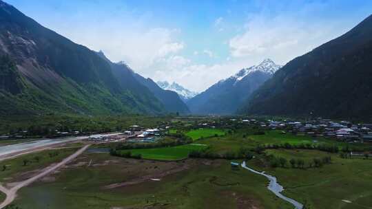 西藏林芝雪山峡谷中的村落航拍