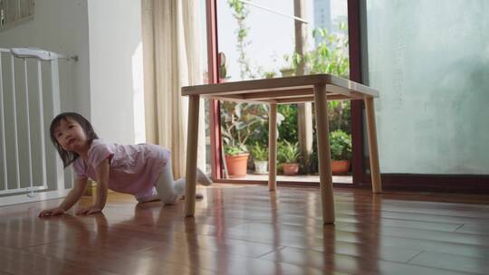 可爱的亚洲小女孩在家里地板爬来爬去视频素材模板下载