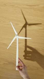 环保概念，手拿着风力发电模型