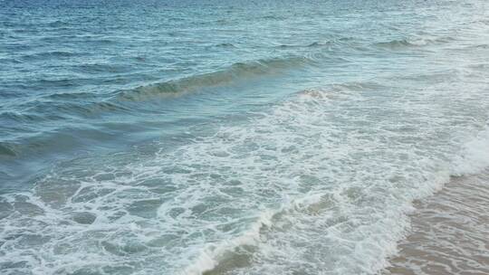 4k海浪拍打海滩