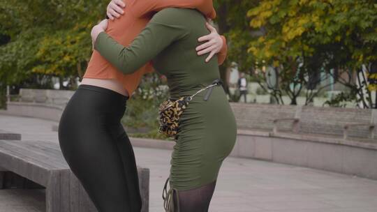 两个年轻女人互相拥抱