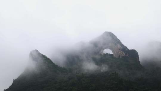 云雾缭绕的独特山形自然景观