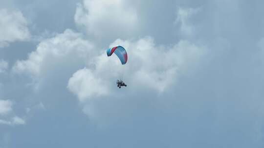 动力伞在云间翱翔视频素材模板下载