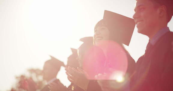 同学们，成功和大学毕业为掌声，快乐和大学