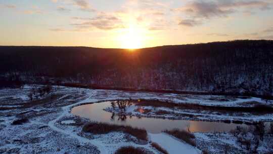 空中日落阳光照耀着冬天的河谷视频素材模板下载