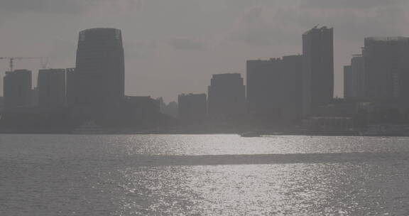 波光粼粼的黄浦江与城市交融